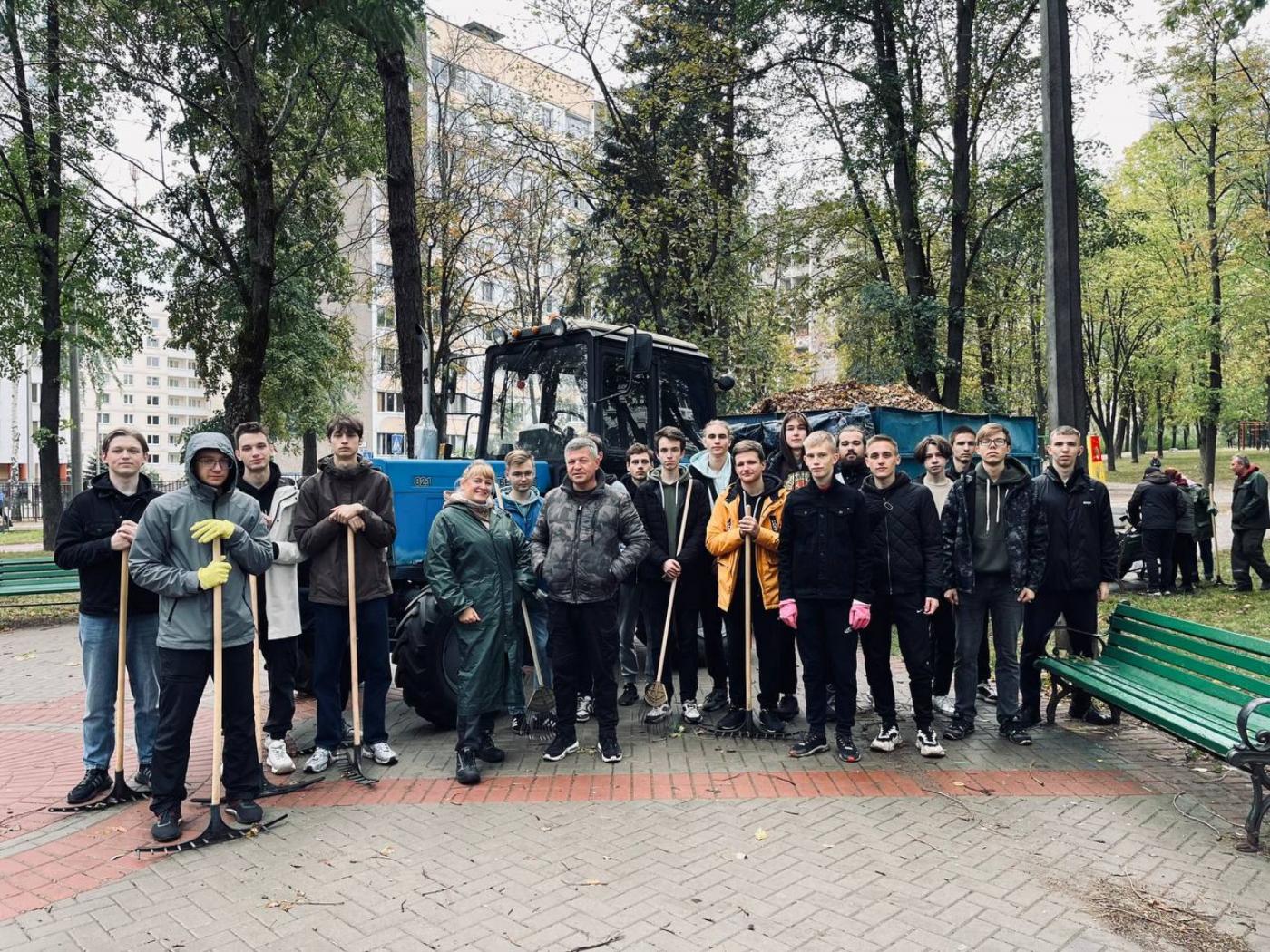 Студенты ЭФ приняли участие в месячнике по уборке территории Советского района г. Минска